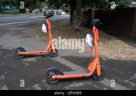 Slough, Großbritannien. 16.. August 2022. Das von der Firma Neurone Mobility betriebene Leihprogramm für E-Scooter in Slough wurde um weitere zwei Jahre verlängert. Die orangen Roller sind beliebt, aber E-Scooter im Allgemeinen wurden kritisiert, wie einige Nutzer Geschwindigkeit auf den Gehwegen und Straßen mit ihnen verursacht Unfälle. Es wurde auch berichtet, dass einige Nutzer bei der Verwendung unter dem Einfluss von Alkohol stehen, insbesondere nachts. Quelle: Maureen McLean/Alamy Live News Stockfoto