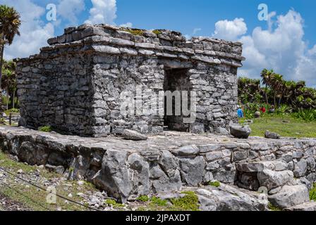 Uralte Maya-Ruinen in der Archäologischen Zone von Tulum in Tulum, Quintana Roo, Mexiko. Stockfoto