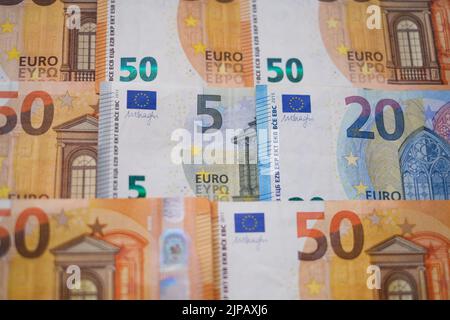 Der Hintergrund besteht aus vielen Euro-Banknoten verschiedener Stückelungen. Finanz- und Geschäftskonzept Stockfoto