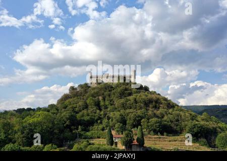 Die Burg von Montalto Dora, auf einer Höhe von 405 Metern, am Pistono-See, im moränischen Amphiteat. Montalto Dora, Turin, Italien Stockfoto