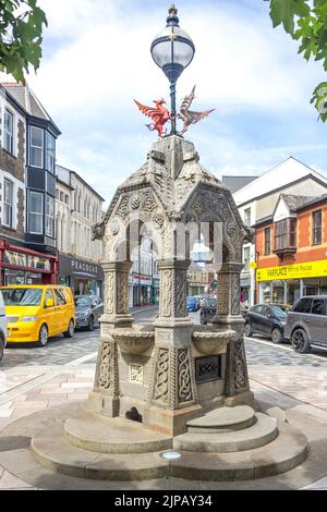 Keltischer Brunnen aus Stein, Taff Street, Pontypridd, Rhondda Cynon TAF, Wales (Cymru), Vereinigtes Königreich Stockfoto