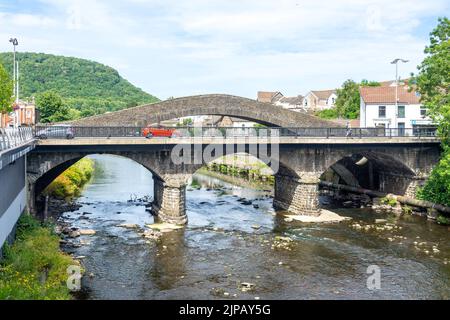 Old Bridge (Yr Hen Bont) und Victoria Bridge über den Fluss Taff, Pontypridd, Rhondda Cynon TAF, Wales (Cymru), Großbritannien Stockfoto