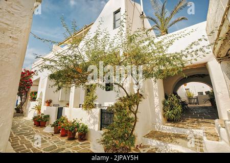 Blick auf ein weißes Gebäude in Castro, dem ältesten Teil der Chora-Stadt auf der Insel Folegandros in den Kykladen, Griechenland Stockfoto