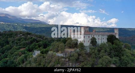 Die Burg von Montalto Dora, auf einer Höhe von 405 Metern, am Pistono-See, im moränischen Amphiteat. Montalto Dora, Turin, Italien Stockfoto