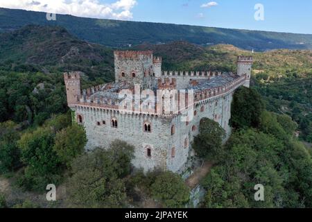 Die Burg von Montalto Dora, auf einer Höhe von 405 Metern, am Pistono-See, im moränischen Amphiteat. Montalto Dora, Turin, Italien Stockfoto