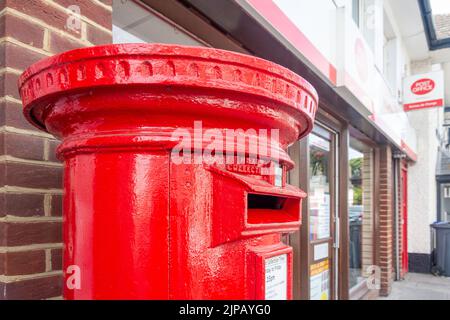 Royal Mail Pillar Box vor dem Postamt, Salisbury Street, Amesbury, Wiltshire, England, Vereinigtes Königreich Stockfoto