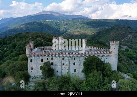 Die Burg von Montalto Dora, auf einer Höhe von 405 Metern, am Pistono-See, im moränischen Amphiteat. Montalto Dora, Turin, Italien Stockfoto