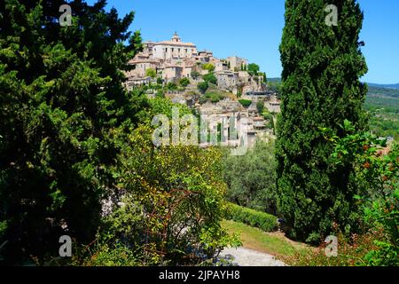 GORDES, FRANKREICH -1 JUL 2021- Blick auf Gordes, ein Wahrzeichen in der Gegend von Luberon in Vaucluse, Provence, Frankreich. Es wird als eines der 1 eingestuft Stockfoto