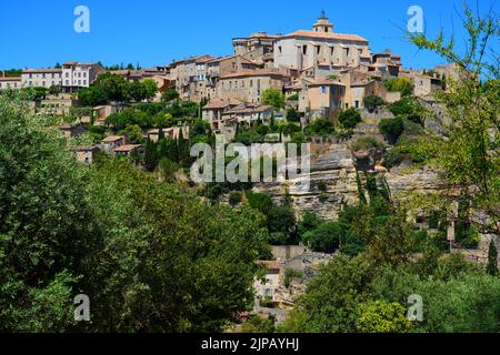 GORDES, FRANKREICH -1 JUL 2021- Blick auf Gordes, ein Wahrzeichen in der Gegend von Luberon in Vaucluse, Provence, Frankreich. Es wird als eines der 1 eingestuft Stockfoto