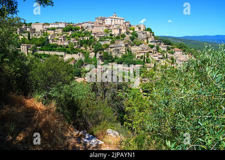 GORDES, FRANKREICH -1 JUL 2021- Blick auf Gordes, ein Wahrzeichen in der Gegend von Luberon in Vaucluse, Provence, Frankreich. Es wird als eines der 1 eingestuft Stockfoto