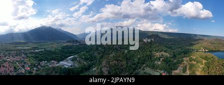 Die Burg von Montalto Dora, auf einer Höhe von 405 Metern, am Pistono-See, im moränischen Amphiteat. Montalto Dora, Turin, Italien Stockfoto