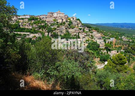 GORDES, FRANKREICH -1 JUL 2021- Blick auf Gordes, ein Wahrzeichen in der Gegend von Luberon in Vaucluse, Provence, Frankreich. Es wird als eines der 1 eingestuft Stockfoto