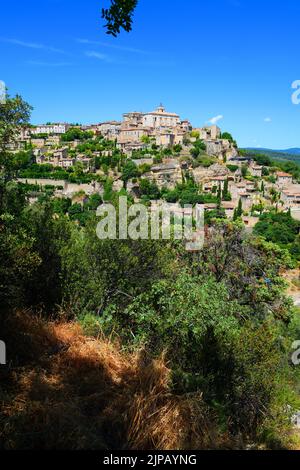 GORDES, FRANKREICH -1 JUL 2021- Blick auf Gordes, ein Wahrzeichen in der Gegend von Luberon in Vaucluse, Provence, Frankreich. Es wird als eines der 1 eingestuft Stockfoto