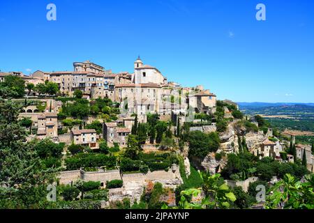 GORDES, FRANKREICH -1 JUL 2021- Blick auf Gordes, ein Wahrzeichen in der Gegend von Luberon in Vaucluse, Provence, Frankreich. Es wird als eines der 1 eingestuft Stockfoto