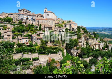 GORDES, FRANKREICH -1 JUL 2021- Blick auf Gordes, ein Wahrzeichen in der Gegend von Luberon in Vaucluse, Provence, Frankreich. Es wird als eines der 1 eingestuft Stockfoto