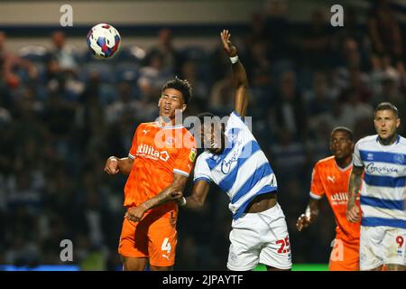 London, Großbritannien. 16. August 2022. Jordan Lawrence-Gabriel #4 von Blackpool führt den Ball unter dem Druck von Olamide Shodipo #25 von QPR in London, Großbritannien am 8/16/2022. (Foto von Arron Gent/News Images/Sipa USA) Quelle: SIPA USA/Alamy Live News Stockfoto