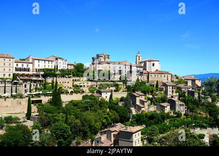 GORDES, FRANKREICH -1 JUL 2021- Blick auf Gordes, ein Wahrzeichen in der Gegend von Luberon in Vaucluse, Provence, Frankreich. Es wird als eines der 1 eingestuft Stockfoto