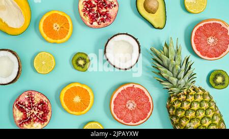 Sommerliches Tropenmuster mit exotischen Früchten auf pastellfarbenem Hintergrund. Flach liegend. Stockfoto