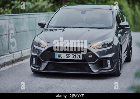 Ein graues Rallye Sport Ford Auto, das aus einem Parkplatz fährt Stockfoto