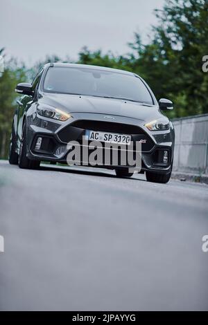 Eine vertikale Aufnahme eines grauen Rallye Sport Ford Autos auf einem Parkplatz Stockfoto