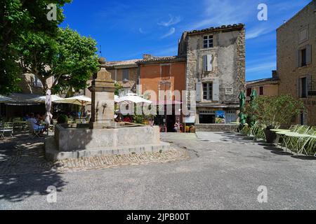 GORDES, FRANKREICH -1 JUL 2021- Blick auf die Innenstadt von Gordes, einem mittelalterlichen Dorf in der Region Luberon in Vaucluse, Provence, Frankreich. Stockfoto