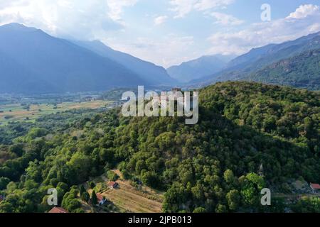 Die Burg von Montalto Dora, auf einer Höhe von 405 Metern, am Pistono-See, im moränischen Amphiteat. Montalto Dora, Turin, Italien Stockfoto