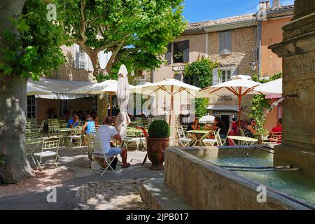 GORDES, FRANKREICH -1 JUL 2021- Blick auf die Innenstadt von Gordes, einem mittelalterlichen Dorf in der Region Luberon in Vaucluse, Provence, Frankreich. Stockfoto