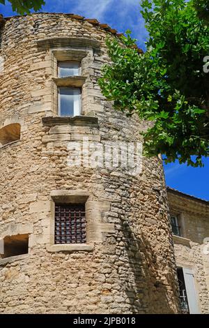 GORDES, FRANKREICH -1 JUL 2021- Blick auf das Chateau de Gordes, ein Wahrzeichen der mittelalterlichen Burg im hoch gelegenen Dorf Gordes im Luberon-Gebiet von Vaucluse Stockfoto