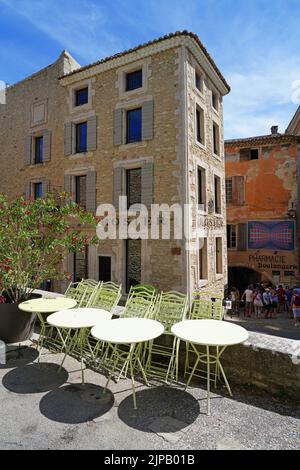 GORDES, FRANKREICH -1 JUL 2021- Blick auf die Innenstadt von Gordes, einem mittelalterlichen Dorf in der Region Luberon in Vaucluse, Provence, Frankreich. Stockfoto