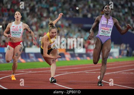 Die deutsche Gina Luckenkemper (Mitte) gewinnt im Finale der Frauen 100m die Goldmedaille, wobei die polnische Ewa Swoboda am sechsten Tag der Europameisterschaft 2022 in München Silber und die britische Daryll Neita (rechts) Bronze im Olympiastadion gewann. Bilddatum: Dienstag, 16. August 2022. Stockfoto