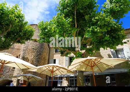 GORDES, FRANKREICH -1 JUL 2021- Blick auf die Innenstadt von Gordes, einem mittelalterlichen Dorf in der Region Luberon in Vaucluse, Provence, Frankreich. Stockfoto