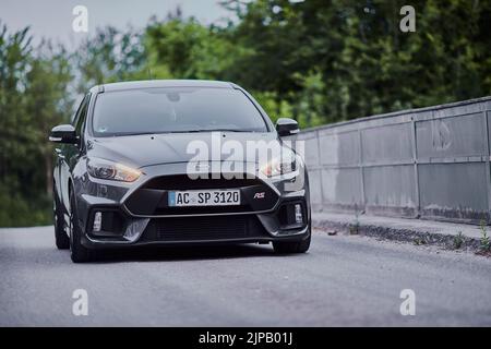 Ein graues Rallye Sport Ford Auto, das aus einem Parkplatz fährt Stockfoto