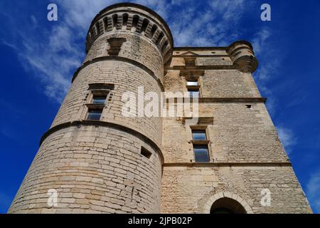 GORDES, FRANKREICH -1 JUL 2021- Blick auf das Chateau de Gordes, ein Wahrzeichen der mittelalterlichen Burg im hoch gelegenen Dorf Gordes im Luberon-Gebiet von Vaucluse Stockfoto