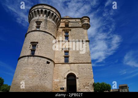 GORDES, FRANKREICH -1 JUL 2021- Blick auf das Chateau de Gordes, ein Wahrzeichen der mittelalterlichen Burg im hoch gelegenen Dorf Gordes im Luberon-Gebiet von Vaucluse Stockfoto
