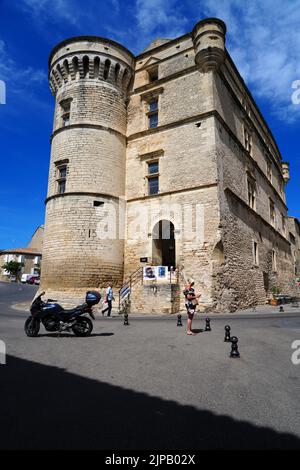 GORDES, FRANKREICH -1 JUL 2021- Blick auf das Chateau de Gordes, ein Wahrzeichen der mittelalterlichen Burg im hoch gelegenen Dorf Gordes im Luberon-Gebiet von Vaucluse Stockfoto