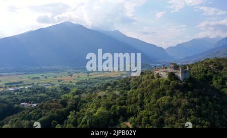 Die Burg von Montalto Dora, auf einer Höhe von 405 Metern, am Pistono-See, im moränischen Amphiteat. Montalto Dora, Turin, Italien Stockfoto