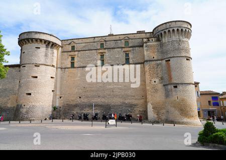 GORDES, FRANKREICH -1 JUL 2021- Blick auf das Chateau de Gordes, ein Wahrzeichen der mittelalterlichen Burg im hoch gelegenen Dorf Gordes im Luberon-Gebiet von Vaucluse Stockfoto