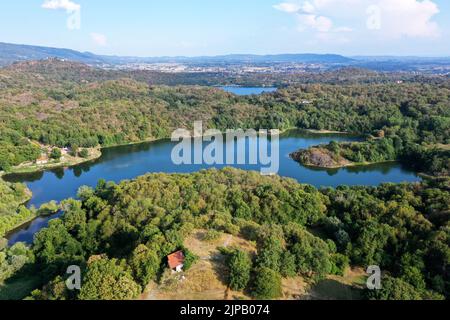 Die Burg von Montalto Dora, auf einer Höhe von 405 Metern, am Pistono-See, im moränischen Amphiteat. Montalto Dora, Turin, Italien Stockfoto