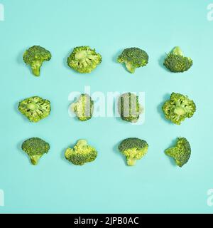 Brokkoli kreatives Layout auf pastellfarbenem cyanfarbenem Hintergrund. Gesunde Ernährung Gemüse Konzept. Flach liegend Stockfoto