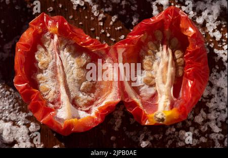 Nahaufnahme der Tomaten nebeneinander zum Trocknen und Einlegen. Die Tomaten werden gesalzen. Stockfoto
