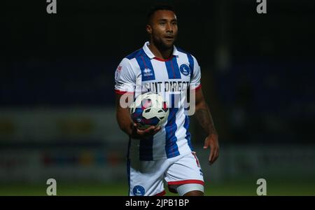 Wes McDonald von Hartlepool United bereitet sich darauf vor, beim Sky Bet League 2-Spiel zwischen Hartlepool United und Tranmere Rovers am Dienstag, den 16.. August 2022, im Victoria Park in Hartlepool einen Wurf zu erspielen. (Kredit: Michael Driver | MI Nachrichten) Kredit: MI Nachrichten & Sport /Alamy Live Nachrichten Stockfoto