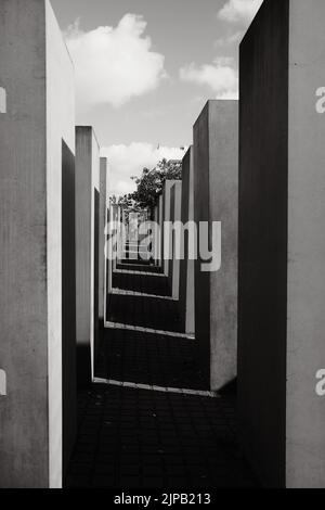 Eine Graustufenaufnahme der Gedenkstätte für die ermordeten Juden Europas in Berlin Stockfoto