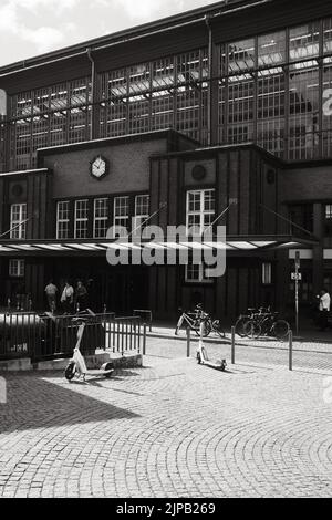 Eine Graustufenaufnahme der historischen Fassade des Bahnhofs Friedrichstraße in Berlin Stockfoto
