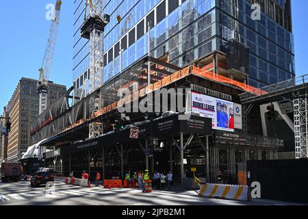Renovierungs- und Bauarbeiten am PENN 2, einem 31-stöckigen kommerziellen Turm am Two Penn Plaza in New York. Stockfoto