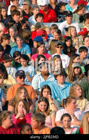 Publikum beim Prediger Rick Gage von seinem Ministerium in Atlanta und seiner Wiederbelebung, um die Menschen bei der Veranstaltung in einem Fußballstadion in GA zu retten Stockfoto