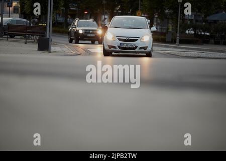 Eine stark befahrene Straße mit Autos, die durch eine Kreuzung in Geilenkirchen fahren Stockfoto