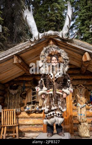 Ein Athabaskan Girl posiert in nativen Kostümen im Chena Indian Village in Fairbanks, Alaska Stockfoto