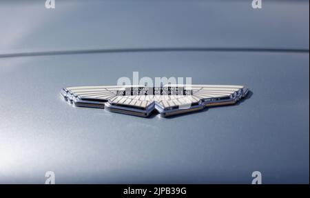 David Brown Aston Martin-Logo auf der hinteren Motorhaube/dem Kofferraumabzeichen auf einem Aston Martin DB6 Mark II, Suffolk, England, Großbritannien Stockfoto