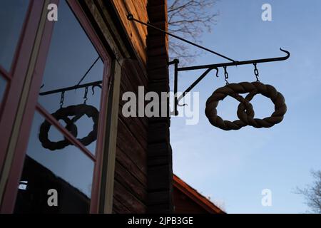 Brezeln im Spiegel der Bäckereifenster in Skansen, Stockholm, Schweden Stockfoto