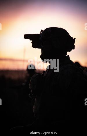 Ein Korpsmann der US-Marine mit der India Company, 3. Bataillon, 1. Marine Regiment, 1. Marine Division beobachtet eine nächtliche Feueranfange, die von brasilianischen Marineinfanteristen während der Übung Formosa in Goias, Brasilien, am 06. August 2022 durchgeführt wurde. Während dieses Trainings tauschen Marines Kenntnisse und Taktiken der Infanterie mit brasilianischen Marines aus, um die Einsatzbereitschaft weiter zu verbessern. Übung Formosa konzentriert sich auf die Stärkung der Beziehungen und Interoperabilität zwischen US-amerikanischen und brasilianischen Truppen und vermittelt so das dauerhafte Versprechen, ein vertrauenswürdiger Nachbar zu sein. (USA Marine Corps Foto von CPL. Jacob Yost) Stockfoto